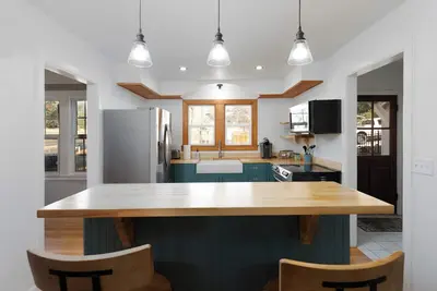 Image de Back of the Moon Cottage in the Hills