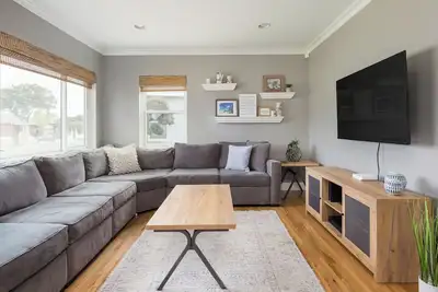 Image de Lovely Coastal Boho home close to Beaches & Sofi with Pool, Ac & King bed