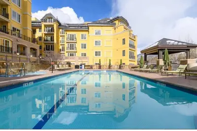 Image de Ritz-Carlton 2br residence in Lionshead - walk to slopes, onsite pool & spa!