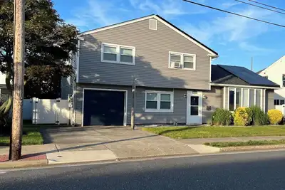 Image de 7 blocks from the beach. Fenced in yard, pergola, grill, and more.