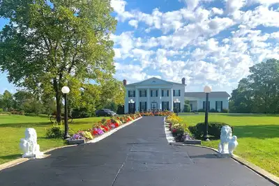 Image de Breathtaking Southern Plantation Style Home on a Magnificent Waterfront Lot.