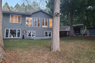 Image de Beautiful lakefront home on Trout Lake! Hot tub and movie room included!
