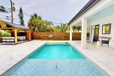 Image de Harding Haven Spacious pool home 1 block to the beach, walk to Cocoa Beach Pier!