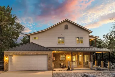 Image de Lake Travis North Shore home minutes walk to lake and ramp. Hoa pool, park.