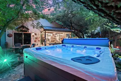 Image de Unique gated Villa with hot tub, mins from Lake Travis! Discounted boat rentals!