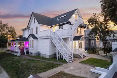 Image de Awesome location and awesome top floor apartment near the ocean & boardwalk.