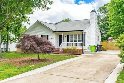 Image de Modern Charm in Holly Springs: New Transformed Home