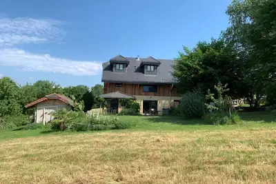 Image de Au cœur d'une campagne vallonnée, entre Aix les Bains à 12 km et Annecy à 26 km, situation idéale po