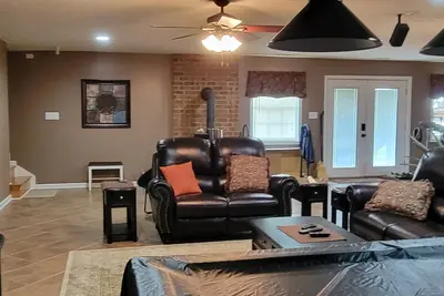 Image de Cozy & quiet 1 Bedroom apartment with pool table and big screen Tv.