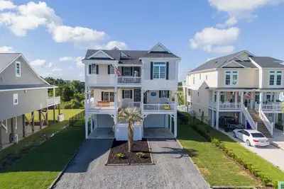 Image de Hobbs Realty - \"Holden Views\" a Lovely Marsh Luxury Property with Views, Views, Views!
