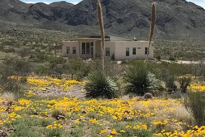 Image de Modern home boarding desert wilderness and National Organ Mountain Monument. \n