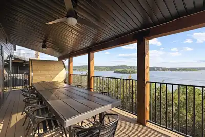 Image de Two homes (sleeping 50) golf simulator, outdoor sauna, hot tub & fire table