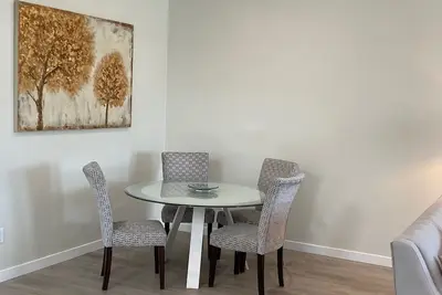 Image de Modern 3 bedroom rancher style home