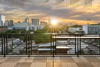 Image de Inn Cahoots on 6th: 5br/13Beds - Pool, Rooftop, Garden Bars, Walk to Everything!