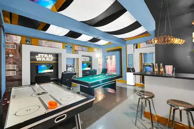Image de Epic Themed Villa! 9br, Pool & Game Room