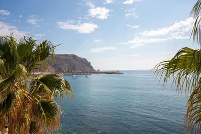 Image de Casa en Primera Línea de Playa en Jávea. Ideal Para Familia y Teletrabajo