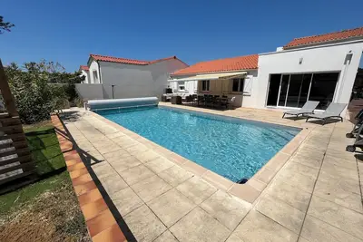 Image de Maison Familiale Chic et Confortable Avec Piscine à 50 Mètres de Locéan