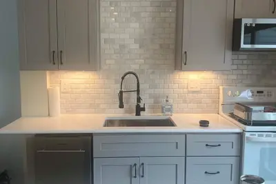 Image de Newly renovated 2br townhome walking distance to the beach, restaurants & shops