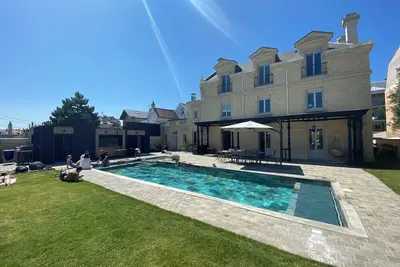 Image de Villa, avec Piscine, à 100m de la mer et plages du débarquement