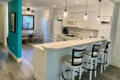 Image de Enjoy your beach vacation in this beautifully updated gold rated townhouse!