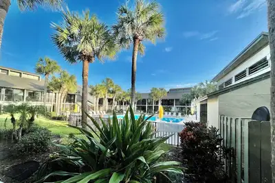 Image de Well appointed first floor 2 bedroom, steps to the pool & beach!