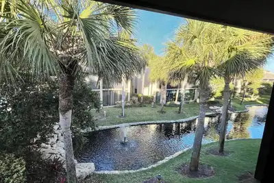 Image de Escape to this lovely updated 2 bed/2 bath condo, unit is on the second floor.