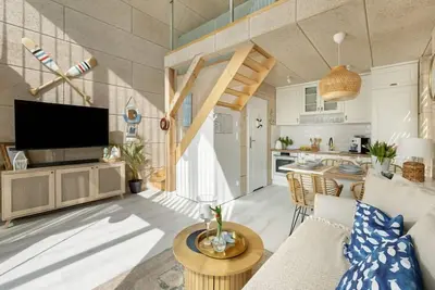 Image de Maison avec une terrasse et un bain à remous-anciennement Tui Ferienhaus