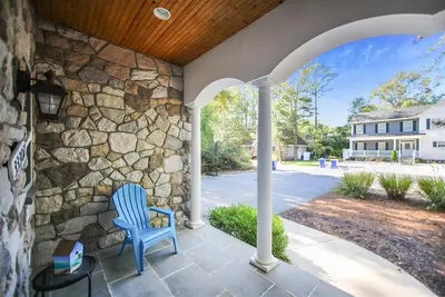 Image de 6br Home with Pool, Sand Volleyball, Hot Tub, and Movie Theater!
