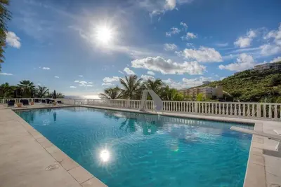 Image de Newly renovated condo overlooking St Barths - Wake up to waves and sea breeze!
