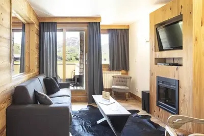 Image de 5ème étage, vue pistes de ski, balcon, cheminée ou poêle à bois, télévision, casier à ski, 87m²