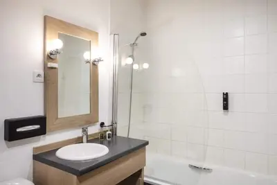 Image de 3ème étage, vue pistes de ski, balcon, cheminée ou poêle à bois, télévision, casier à ski, 70m²