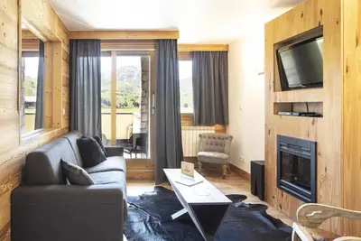 Image de 3ème étage, vue pistes de ski, balcon, cheminée ou poêle à bois, télévision, casier à ski, 88m²