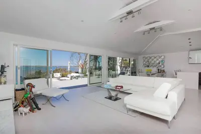 Image de Waterfront home, infinity pool, private beach, and amazing sunsets!