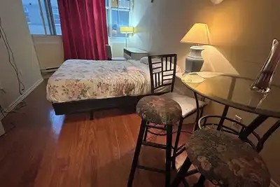 Image de Furnished bachelor studio near Dundas/College Station, Toronto Metropolitan Uni.
