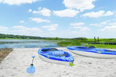 Image de Lake Front! Spacious Home w/heated pool & kayaks
