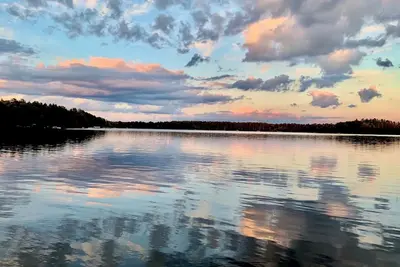 Image de Cabin on sandy lakefront with gentle slope to the lake
