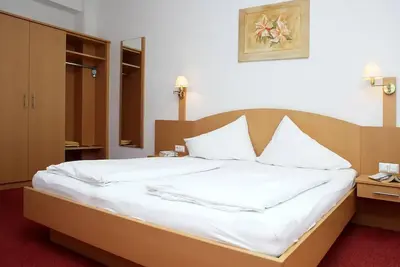 Image de Zimmer 9, Doppel-dreibett, Du/wc, Balkon - Villa Margarethe