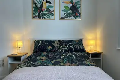 Image de Urban Escape: Modern Retreat Near Uni & Hospital