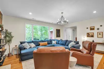 Image de Woodhaven: Your Serene Countryside Escape by RedAwning
