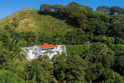 Image de Secluded yet close-10mins to beach - pool - Ac living room with stunning views!