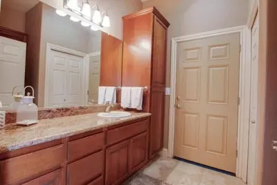 Image de Immaculate Unit, pool, large landscaped yard!