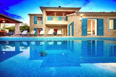 Image de Luxus: Villa Lion mit Fantastischem Meerblick, Infinity Pool & AussenkĂĽche