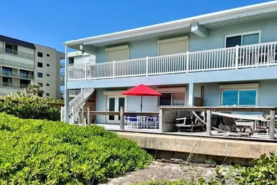 Image de Beachfront ground floor condo with deck and heated pool\n