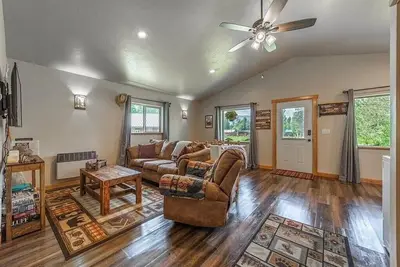 Image de Grinnell, a cozy cabin only 7 miles from Glacier National Park!