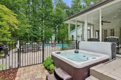 Image de Melt away stress in the bubbling hot tub, or enjoy the tranquility of the lake.