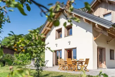 Image de Appartement 'La Grange Aux Ecureuils 4 Pers' avec vue montagne, terrasse privée et jardin privé