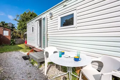 Image de Mobile Home 'La Belle Perrochoise De Jen' avec jardin privé et climatisation