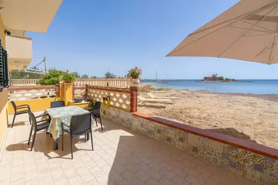 Image de Appartement 'La Casa Sul Mare Marzamemi' avec vue sur la mer, Wi-Fi et climatisation