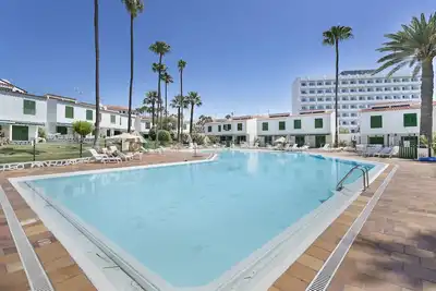 Image de Maison de vacances 'Precioso Bungalow De Playa' avec piscine partagée, Wi-Fi et climatisation
