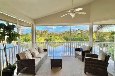 Image de Renovated 3 bdrm Lakefront Condo ~ Bonita Bay! Community Pool & Private Beach! \n
